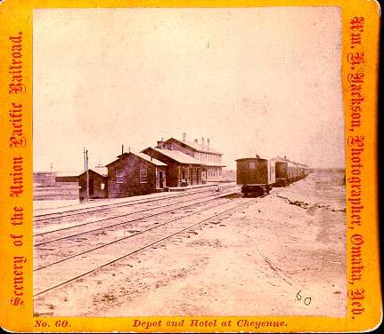 Corte de foto estreo de William Henry Jackson, de depsito e hotel em Cheyenne, Wyoming