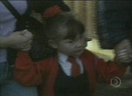 Pais levam crianas  escola na violenta Irlanda do Norte (Imagem: Rede Globo de Televiso, 9/9/2001