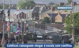 Irlanda do Norte: escolta armada e da imprensa no caminho para a escola (Imagens: TV Band News, 6/9/2001)