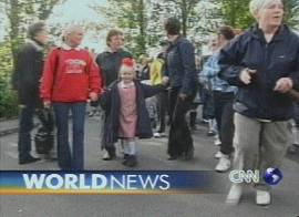 Imprensa internacional acompanha a ida das crianas  escola (Imagem: TV CNN em ingls, 6/9/2001)