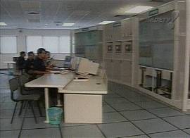 Todo este sistema de controle fica intil quando um parafuso cai... (captura de tela - Rede TV!, 22/1/2002, 21H31)