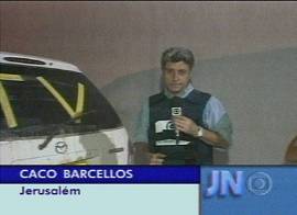 Reprter mostra seu veculo atacado por Israel. embora identificado. Imagem: captura de tela - Rede Globo de Televiso - 15/4/2002 - 20h21
