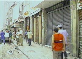 Comrcio fechado, em mais de 30 bairros (Captura de tela: Rede Bandeirantes de Televiso, 30/9/2002, 20h02)