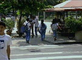 Estudantes fogem da escola para suas casas, dispensados da aula (Captura de tela: Rede Bandeirantes de Televiso, 30/9/2002, 20h03)