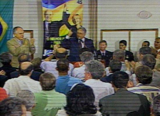 Presidente Fernando Henrique discursa em apoio ao candidato Jos Serra (Foto: captura de tela - Rede Bandeirantes de TV, 30/9/2002, 19H45)