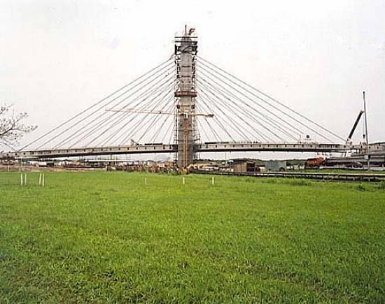Na ligao Anchieta-Imiggrantes foi construda uma ponte estaiada com 28 m de largura, cinco pistas e acostamento (Foto: Ecovias)