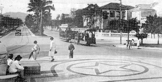 Em 1934, o bonde 2 com o reboque em que se pagava meia passagem, na Praa da Independncia, em Santos