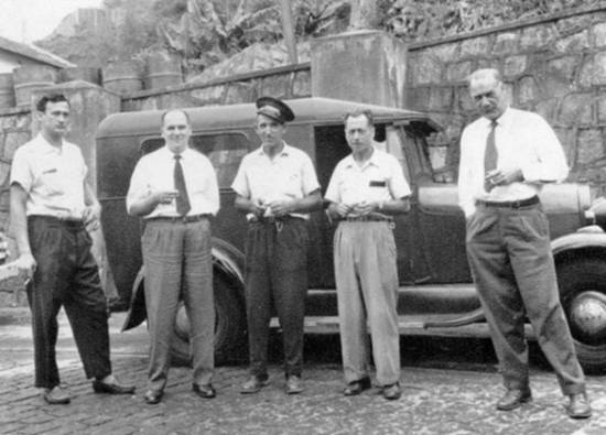 Manoel (com o caracterstico bon da SMTC) e companheiros, junto ao jipe de inspeo da empresa, por volta de 1965