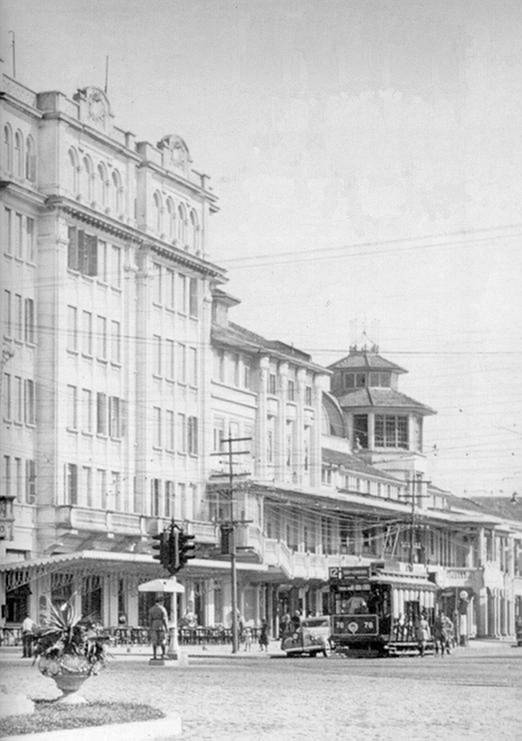 Bonde 12, passando pelo final da Avenida Ana Costa, ao lado do Atlntico Hotel, no Gonzaga, nos anos 40/50