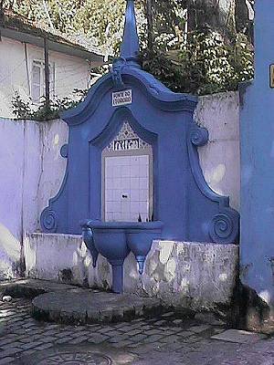 A fonte atual, no incio do Caminho Monsenhor Moreira, a escadaria do Monte Serrat