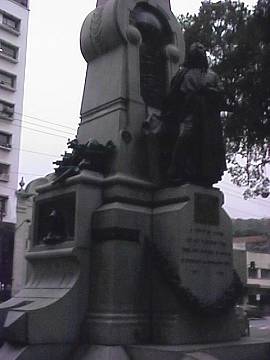 Monumento a Bartolomeu de Gusmo, na Praa Rui Barbosa