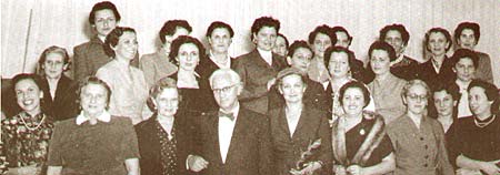 Sir Alexander Fleming posa na AMS em companhia das esposas dos associados, durante sua visita a Santos.