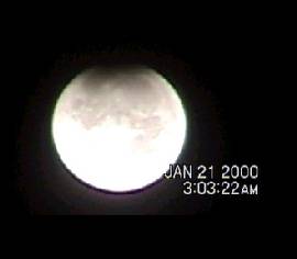 1h03: está começando a chamada mordida, em que a Lua entra na zona de sombra da Terra