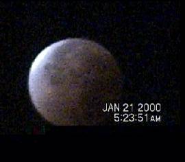 3h23: a Lua sai da fase de totalidade do eclipse