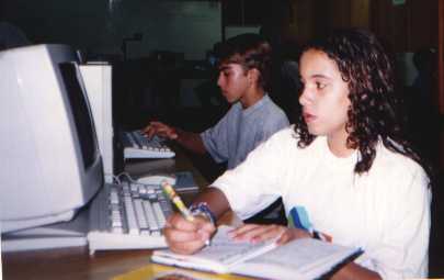 As aulas de Informática são ministradas nos laboratórios da Unisanta