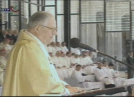O cardeal Sodano, ao ler a mensagem em Fátima, em imagem da Rádio e Televisão Portuguesa