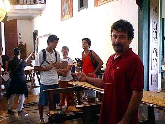 O restaurador Adriano Reis Ramos explicou aos alunos o processo de restauração.