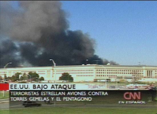 Imagem da TV CNN em espanhol às 18h04: Pentágono ainda em chamas, em Washington