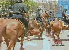 Cavalos contra os manifestantes em Buenos Aires, em 20/12/2001 (Imagem: TV CNN-espanhol/EUA)