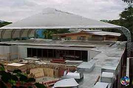 A casa é coberta por uma lona branca (imagem: site Globo.com)