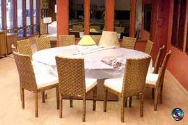 Sala de jantar tem mesa redonda para os 12 participantes (imagem: site Globo.com)