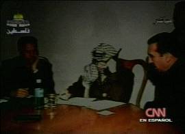 Yasser Arafat sitiado em Ramallah, sem luz, tenta contatos com lideranças internacionais. Imagem: TV Al-Jazeera/CNN em espanhol, 30/3/2002