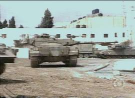 Tanques israelenses avançam na destruição do quartel-general de Yasser  Arafat em Ramallah. Imagem: Rede Globo de Televisão, 30/3/2002