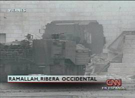 Tanques israelenses avançam na destruição do quartel-general de Yasser  Arafat em Ramallah. Imagem: TV CNN em espanhol, 30/3/2002