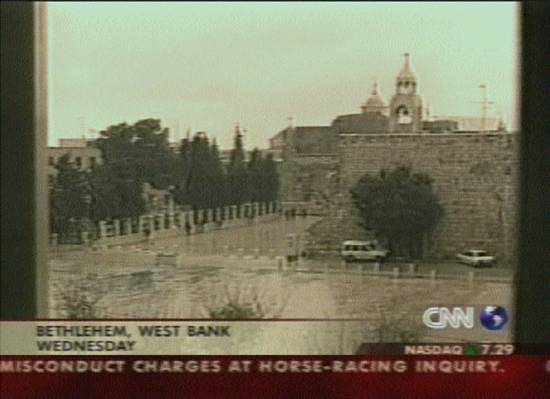 Imagem da TV CNN em inglês, em 4/4/2002 às 12H57: Israelenses cercam a Igreja da Natividade, em Belém
