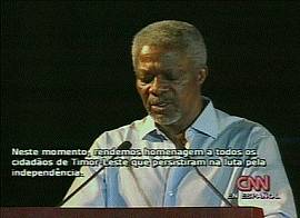 Secretário-geral das Nações Unidas, Kofi Annan, fala no ato em Dili (Imagem: TV CNN em espanhol, 19/5/2002)