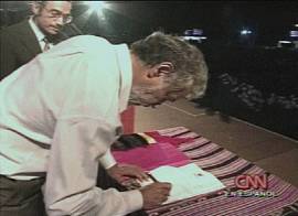 Presidente Xanana Gusmão jura a constituição do Timor Leste (Imagem: TV CNN em espanhol, 19/5/2002)