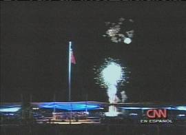 Festa prossegue nos céus da capital Dili (Imagem: TV CNN em espanhol, 19/5/2002)