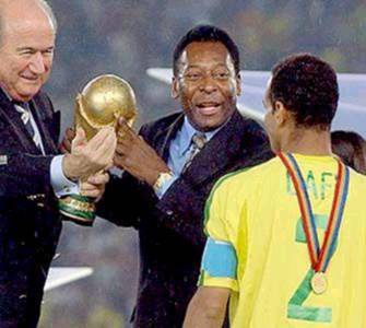 Pelé participa da entrega da taça ao capitão do time brasileiro, Cafu, no Japão, em 30/6/2002