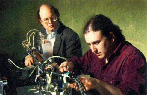 Charles H. Bennett e John Smolin, trabalhando no equipamento de computação quântica