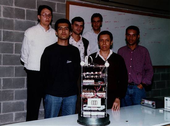 A equipe que desenvolveu o robô Emmy em Santos