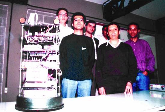 A equipe que desenvolveu o robô Emmy em Santos