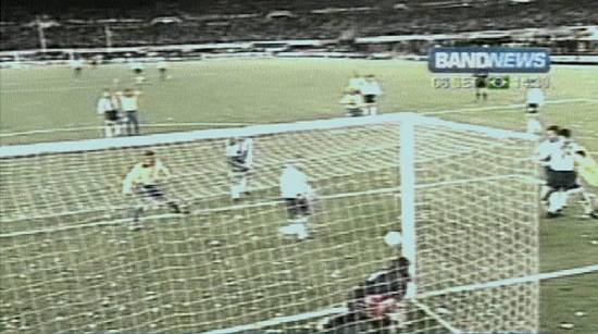 Imagens do gol doado pelos argentinos, no jogo de 5/9/2001 (captura de tela: TV Band News)