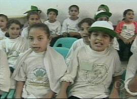 Crianas israelenses cantam pela paz, em servio de apoio psicolgico s vtimas infantis da guerra (Imagem: Rede Globo de Televiso, 9/9/2001