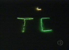 Marca luminosa do Terceiro Comando, visvel na noite do Rio de Janeiro. (Imagem: TV Globo/Brasil, 9/1/2002, 20h37)