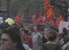 Protestos em Paris contra Le Pen em 22/4 (Imagem: captura de tela da TV Globo/Brasil, 23/4/2002, 7h41)