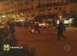 Protestos em Paris contra Le Pen em 22/4 (Imagem: captura de tela da TV Globo/Brasil, 23/4/2002, 13h38)