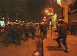 Protestos em Paris contra Le Pen em 22/4 (Imagem: captura de tela da TV Globo/Brasil, 23/4/2002, 13h38)