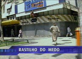 Comrcio fechado, em mais de 30 bairros (Captura de tela: Rede Bandeirantes de Televiso, 30/9/2002, 20h03)