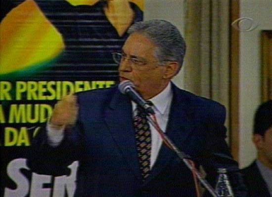 Presidente Fernando Henrique discursa em apoio ao candidato Jos Serra (Foto: captura de tela - Rede Bandeirantes de TV, 30/9/2002, 19H45)