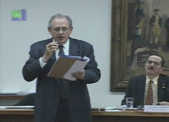 Nelson Jobin defende a lisura das urnas na Cmara dos Deputados, ouvido pelo dep. Aldo Rebelo, em 2/7/2002 (Imagem: TV Cmara, 21h40)