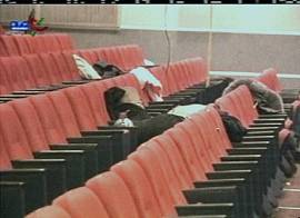 Resultado da invaso do teatro moscovita: 117 mortos (Imagem: Rdio e Televiso Portuguesa/Portugal, 30/10/2002, 22h51)