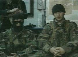 Terroristas chechenos controlam o teatro moscovita e fazem ameaas (Imagem: TV Deutschewelle/Alemanha, 22h36)