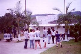 Uma das faixas informando do evento foi colocada na praa principal de Caruara