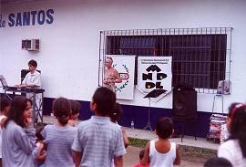 Kika Wilcox e Theo Cancello apresentaram msicas infantis brasileiras