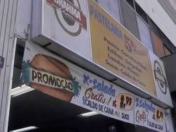 Esta pastelaria promove o ex-salada numa avenida do bairro santista do Gonzaga